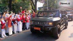 Antusias Warga Sambut Kirab Pengembalian Bendera Merah Putih dan Teks Proklamasi di Kawasan Monas