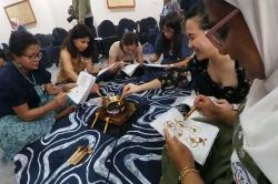 Ekspatriat Membuat Batik Rayakan 75 Tahun Hubungan Diplomatik Indonesia-Filipina