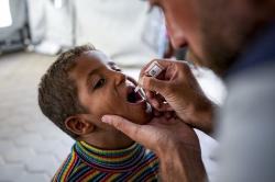 Anak-anak Palestina Diberikan Vaksin Polio