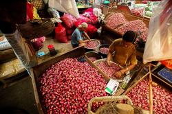 Harga Pangan Akhir Pekan: Bawang, Beras hingga Minyak Goreng Kompak Naik