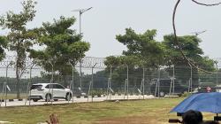 Penampakan Kijang Innova Putih Bawa Paus Fransiskus Tinggalkan Bandara Soetta