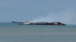 Tongkang Batu Bara Terbakar di Perairan Bangka Barat, 2 Tugboat Padamkan Api