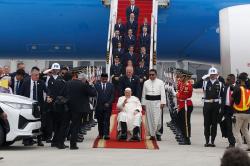 Momen Paus Fransiskus Penuh Senyum Menyapa Wartawan