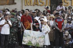 Antusiasme Warga Menyambut Kedatangan Paus Fransiskus