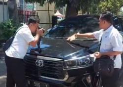 Mobil Bakal Cabup Pasuruan Gus Mujib Pecah Dilempar Batu OTK<