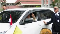 Penampakan Paus Fransiskus Naik Kijang Innova Temui Presiden Jokowi