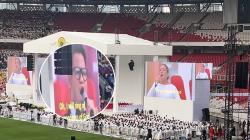 Momen Haru Penyanyi Tunanetra Louis Bertrand Tampil di Misa Akbar Bersama Paus Fransiskus, Duet dengan Angel Pieters