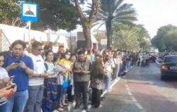 Penampakan Warga Antusias Ingin Lihat Paus Fransiskus di Depan Kedubes Vatikan 