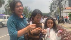 Cerita Tiana Diberi Kalung Rosario dari Tangan Paus Fransiskus, Kado Terindah Ulang Tahun