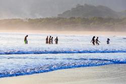 Melihat Bule-bule Bermandikan Sinar Matahari Tenggelam di Pantai Pulau Merah Banyuwangi