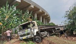 Truk Kontainer Terjun dari Jalan Tol Cibitung-Cilincing Bekasi, Diduga Sopir Mengantuk