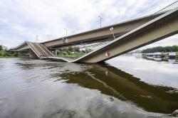 Misterius, Jembatan Carola Tiba-Tiba Runtuh ke Sungai Elbe Jerman