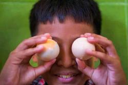 Cegah Stunting, Anak-Anak SD di Gowa Semangat Makan Telur Omega 3