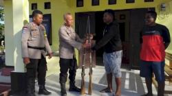 Warga Kupang Serahkan 2 Senpi Rakitan Peninggalan Jepang ke Polisi<