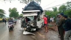 Kecelakaan Beruntun 3 Truk di Banyumas, 2 Orang Tewas Terjepit<