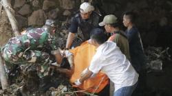 Mayat Ditemukan di Tumpukan Sampah Sungai Cipadaulun Dievakuasi ke RS Sartika Asih<