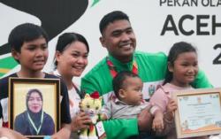 Kisah Atlet Lempar Cakram Sumut Bawa Foto Almarhumah Ibu saat Naik Podium usai Raih Emas PON 2024