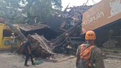Pohon Besar Tumbang di Bandung Timpa 3 Rumah Makan dan 2 Kios, 1 Orang Dilarikan ke RS<