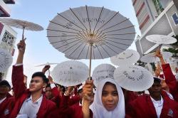 Mahasiswa Surabaya Tulis Pesan Harapan kepada Presiden dan DPR Terpilih