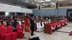 Gandeng Tangan Istri, Tersangka Pencabulan Anak Dilantik Jadi Anggota DPRD Singkawang<