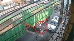 Viral Detik-detik Pelajar SMA Tewas Terlindas Truk Terekam CCTV, Senggolan lalu Jatuh<