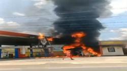 2 Mobil Hangus Terbakar di SPBU Banyumas Terekam Kamera Warga, Api Berkobar <