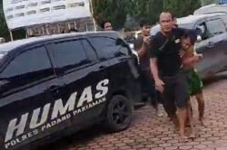 Tampang Pembunuh Gadis Penjual Gorengan Digelandang Masuk Sel Polres Padang Pariaman