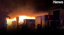 Kebakaran Hebat Landa Gudang Perkantoran di Bekasi