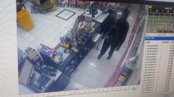 Perampokan Minimarket di Tulungagung Terekam CCTV, Pelaku Gunakan Helm<