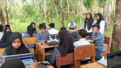 Miris! Siswa SMP di Sarolangun Ujian ANBK di Kebun Karet gegara Tak Ada Internet