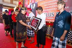 Bupati Badung Serahkan Bantuan Hibah dan BKK Rp108 M di Kabupaten Tabanan