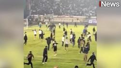 Duel Klasik Persib Vs Persija Ricuh, Bobotoh Masuk ke Lapangan Serang Steward