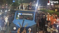 Diantar Mandra, Pramono-Rano Menuju KPU Jakarta dengan Oplet Si Doel