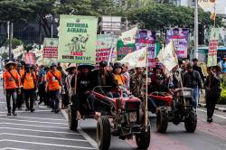 Ratusan Petani Bawa Traktor saat Unjuk Rasa di Patung Kuda