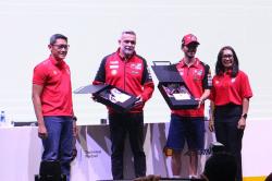 Ekspresi Pembalap MotoGP Francesco Bagnaia Diberikan Kemeja Batik