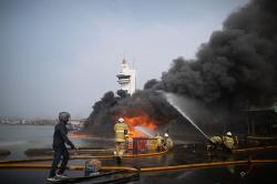 Damkar Berjibaku Padamkan 2 Kapal yang Terbakar di Pelabuhan Muara Baru