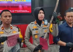 Ngeri! Anggota Polisi di Sukabumi Dibacok Geng Motor saat Bubarkan Konvoi<