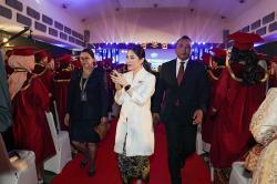 Gaya Anggun Angela Tanoesoedibjo saat Hadiri Wisuda Poltekpar NHI Bandung<