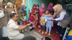 Blusukan di Pancoran, Ridwan Kamil Bagikan Cokelat ke Warga untuk Ganjal Perut<