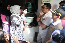 Foto-Foto Serunya Warga Pancoran Bertemu Ridwan Kamil yang Blusukan Pagi-Pagi
