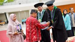 Wisuda di UMS Diwarnai Isak Tangis, Orang Tua Wakili Anaknya yang Telah Meninggal Dunia<