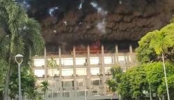Penampakan Gedung Bakamla Terbakar, Asap Hitam Membubung Tinggi