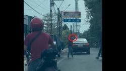 Viral Aksi Koboi Pria Diduga Acungkan Senjata Api di Jalanan Bandarlampung<