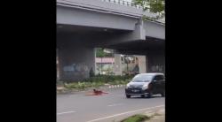 Viral Bocah Jalanan Bermain dan Tiduran di Jalan Raya Jakabaring, Pengendara Resah<
