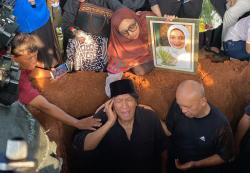Haru, Suara Ikang Fawzi Bergetar Kumandangkan Adzan pada Pemakaman Marissa Haque