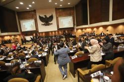 Pemilihan Ketua DPD RI Sempat Panas, 2 Kandidat Berpelukan 