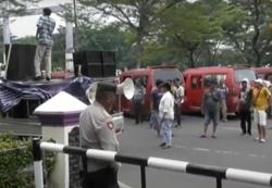 Sopir Angkot Unjuk Rasa di DPRD Kabupaten Tangerang, Ini Tuntutannya