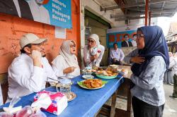 Suswono Sarapan Nasi Uduk Betawi Sambil Serap Aspirasi Warga di Tanah Abang