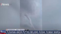 Detik-Detik Puting Beliung Rusak Ratusan Rumah di Grobogan, Warga Panik