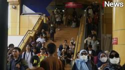 Hadiri Perayaan Puncak HUT ke-79 TNI di Kawasan Monas, Stasiun Gondangdia Dipadati Penumpang